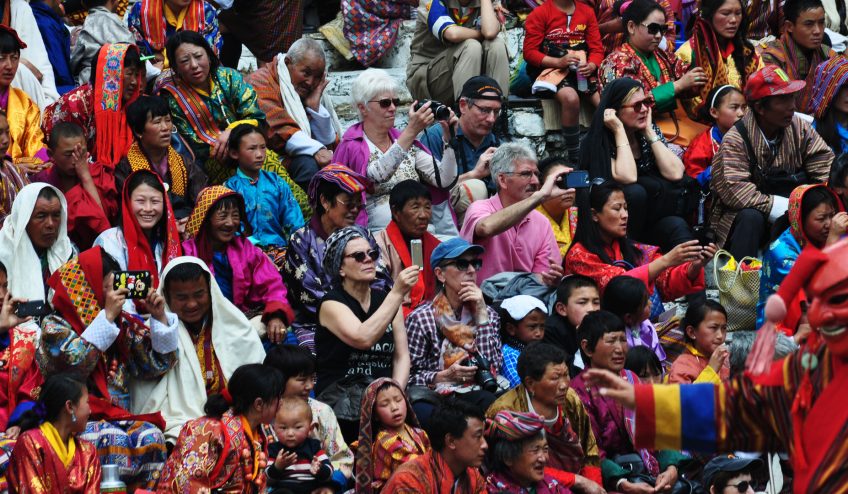 Local-People-with-tourist-witnessing